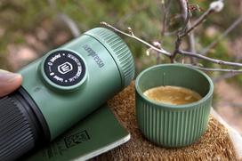 WACACO NANOPRESSO MOSS GREEN rankinis maltos kavos aparatas su dėklu, žalia
