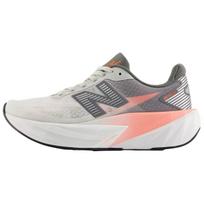 „New Balance FuelCell Rebel v5 TCS NYC Marathon 2025“ vyriški sportbačiai, pilki greipfrutų spalvos, MFCXNY5 43