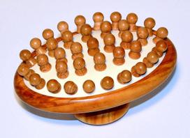Masažinis šepetys su pagalvėle ir mediniais rutuliukais 127 x 68 mm.