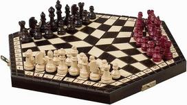 Mažas 3 žaidėjų šachmatų rinkinys - 32 cm šešiakampė lenta be užrašų ir numerių, rudos, baltos ir raudonos spalvos figūros