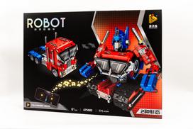 Nuotoliu valdomas konstruktorius "Raudonas robotas"