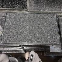 Sidabrinė pjaustymo lenta, pripildyta susmulkinto deimantinio kristalo serviravimo lėkštės duonos lenta