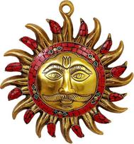 Purpledipo metalinis stabas Saulės dievas Sooraj Surya Devta: (12669): aukso spalvos pakabinama statulėlė su brangakmenių danga (12669)