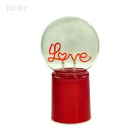 Raudonos spalvos stiklinė LED dekoracinė lempa „LOVE“, 10x10x17 cm
