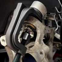 Universalus 25112 rutulinio šarnyro atskirtuvas Rutulinio šarnyro nuėmimo įrankis Rutulinio šarnyro traukiklis 2-3/8 colio Įrankių rinkinys Automobiliams Sunkvežimiams Visureigiams juoda