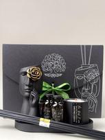DOVANŲ RINKINYS: Rankų darbo figūrėlė „SHY" su auksine gėlyte, 2x20ml buteliukai su WINTER DREAM aromatu,  45g žvakė Wonder Berries kvapo, gipsinis padėkliukas, 2 lazdelių komplektai
