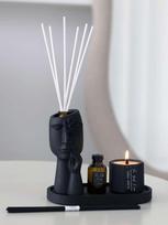 DOVANŲ RINKINYS: Rankų darbo figūrėlė „SHY" su juoda gėlyte, 2x20ml buteliukai su WHITE LOTUS aromatu, 45g žvakė Wonder Berries kvapo, gipsinis padėkliukas, 2 lazdelių komplektai