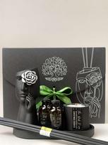DOVANŲ RINKINYS: Rankų darbo figūrėlė „SHY" su balta gėlyte, 2x20ml buteliukai su WINTER DREAM aromatu,  45g žvakė Wonder Berries kvapo, gipsinis padėkliukas, 2 lazdelių komplektai