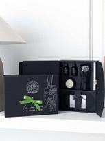 DOVANŲ RINKINYS: Rankų darbo figūrėlė „SHY" su balta  gėlyte, 2x20ml buteliukai su WONDER BERRIES aromatu,  45g žvakė Wonder Berries kvapo, gipsinis padėkliukas, 2 lazdelių komplektai