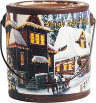 "A Cheerfulful Giver" 20 oz indelis "Sleigh Bells Banana Bread" dekoratyvinė keramikinė kvapioji žvakė su gyvu kvapu, pagaminta JAV
