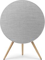 "Bang & Olufsen Beosound A9" (5-oji karta) - legendinis "Wi-Fi" ir "Bluetooth" namų garsiakalbis su kambarį užpildančiu garsu, galingas prabangus grindų garsiakalbis su ąžuolinėmis kojelėmis - natūralus aliuminis