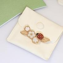 Boružėlės slyvos žiedo sagė V Metalinė medžiaga Tuščiaviduris dizainas bendrai yra lengvas ir trimačiai Kasdieniam dėvėjimui Brooches