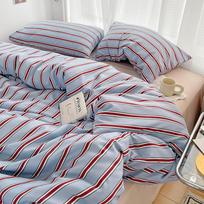 Paprasta raudonos ir mėlynos juostelėmis antklodės užvalkalas ir keturių dalių paklodžių komplektas su skalbtais medvilniniais patalynės komplektais ant lovos Flat Bed Sheet&1.5x2m3pcs