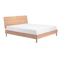 Natūralios spalvos iš ąžuolo masyvo dvigulė lova be grotelių 180x200 cm Forrest – Vipack