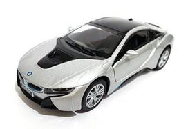 KiNSMART BMW i8 1:36 sidabrinis – licencijuotas metalinis modelis su atidaromomis durimis ir trauk-atgal mechanizmu
