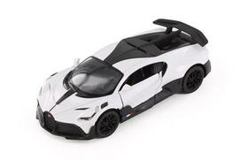 KiNSMART Bugatti Divo baltas 1:36 – žaislinis metalinis automobilis, atidaromos durys, trauk-atgal mechanizmas