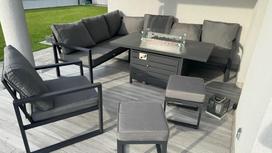 Lauko kampinė sofa su stalu-židiniu