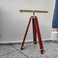 Didelis žalvarinis teleskopas, žiūronas ant medinio trikojo stovo, dekoratyvinis teleskopas ant stovo, funkcionalus, retro dizaino dekoras