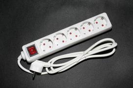 Prailginimo laidas 5 lizdai 5m su jungikliu įžeminimu 3x1,0mm² Balta