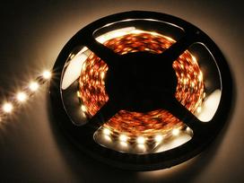 Šiltai balta LED juosta 5050 5m/300