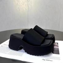 Elegantiškos moteriškos šlepetės moteriškos vasarinės aukštakulnės, odinės moteriškos, neslystančios, laisvalaikio paplūdimio kulnai sandalai moteriški batai 35 juoda