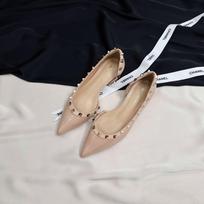 Height increase 4CM rivet V home pointed side empty sandals women's summer wear 2025 new beautiful patent leather flat shoes 34 kūno spalva