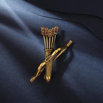 Vintažinis ir personalizuotas vyriškas sagė-lankas ir strėlės, metalinis ženklelio aksesuaras, strėlių dėklas, lašinamo aliejaus segtukas auksas