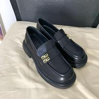 The spot will be sent in seconds! Grape mother has the same shoes, college style miu lazy person pedals metal buckle loafers, small leather shoes. 34 juoda
