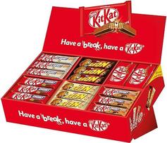 "Nestlé" šokolado batonėlių asortimentas, 6 rūšys vitrinoje, "KitKat", "Chunky", "White", "Peanut butter", "Lion", "White", "Chocolate", 68 batonėliai