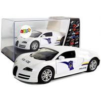 Baltas sportinis policijos automobilis