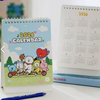 BT21 2026 Stalo kalendorius su premijiniu lipdukų lapu – Oficialus K-pop personažų pastatomas planuotojas