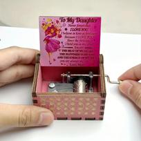 Muzikinė dėžutė su rankiniu mechanizmu