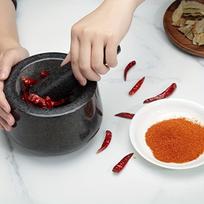 Molinis grūstuvas česnakams ir prieskoniams