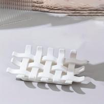 Kūrybiška juodai balta pintinė muilinė - tvari plastmasė. , Baltas