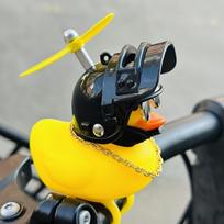 Vėjo atlaikantis ančiukas motociklui su šalmu.