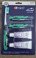 „Brush Buddies“ dantų šepetėlio ir dantų pastos rinkinys su „Crest 3D White Brilliance Vibrant Peppermint“ kelionine dantų pasta