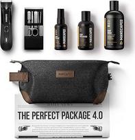 "MANSCAPED® Perfect Package 4.0" rinkinį sudaro: The Lawn Mower® 4.0 elektrinis vyriškas plaukų žoliapjovė, intymus dezodorantas, intymus dušo gelis vyrams, kūno tonikas, nagų priežiūros rinkinys, tualeto reikmenų krepšelis, 3 skutimosi priemonės