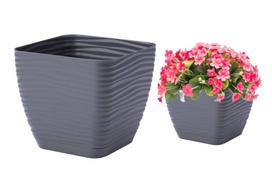 Antracito spalvos plastikinis gėlių vazonas su pagrindu 22,6x20,9 cm kvadrato formos