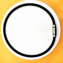 Magnetinė Sagtelė Neigiamų Jonų Karoliai Vyrams ir Moterims – Sportiniai, Madingi ir Budos Amuletas Stiliaus Karoliai su Silikoniniu Virveliu. 50cm white