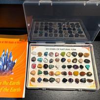 Mineralų pavyzdžiai ir 100 puslapių uolienų atlasas, įskaitant kristalą, agatą, fluoritą, tigro akį ir kt. 50 Kinds Of Ore + Illustrated Book