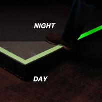2,5 cm x 10 m fluorescencinė juosta, ontwie šviesą atspindinti juosta, šviesą atspindinti juosta, šviesą atspindinti juosta, įspėjamoji juosta, vandeniui atspari šviesą atspindinti juosta, švytinti tamsoje, laiptai, sienos, išėjimo ženklas, šviesą atspind