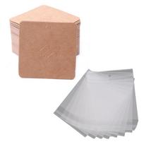 100 vnt. 7x7 cm kraftpopierinės sagės, segtukų kortelės papuošalų pardavimui. Puikiai tinka mažoms įmonėms, mažmeninės prekybos parduotuvėlėms, ekspozicijai. ruda