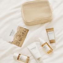 SKIN1004 Madagaskaro Centella kelioninis rinkinukas maišelyje (Valomasis aliejus 30ml+Putojantis prausiklis su ampule 20ml+Greitai raminantis diskelis 2 vnt.+Ampulė 30ml+Raminamasis kremas 30ml)