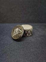 Rankų darbo betoninis indelis Bitė juoda-auksas
