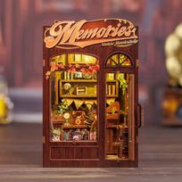 Knygų lentynos diorama, medinė su LED – Memories Music Bookshop, 136 det.