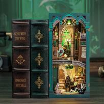 Book Nook „Darkness Common Room“ medinė knygų niša su LED, rinkinys