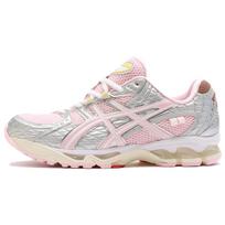 VANDYTHEPINK x atmos x ASICS Gel Nimbus 10.1 Braškiniai Unisex sportbačiai Metalinis sidabras 1203A865-702 44