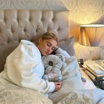 Raminantis koala lokys, mieganti ūdra, nerimą malšinanti koala, kvėpuojanti ūdra, nešiojamas pliušinis žaislas su muzika – tobula
