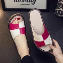 Lengvo prašmatnumo natūralios odos avikailio moteriškos šlepetės PVC guminis padas Neslystanti vasarinė avalynė Patogūs minkšti poros sandalai 35-36(25cm) rožinė raudona spalva