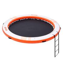 Pripučiama vandens platforma su trampoline